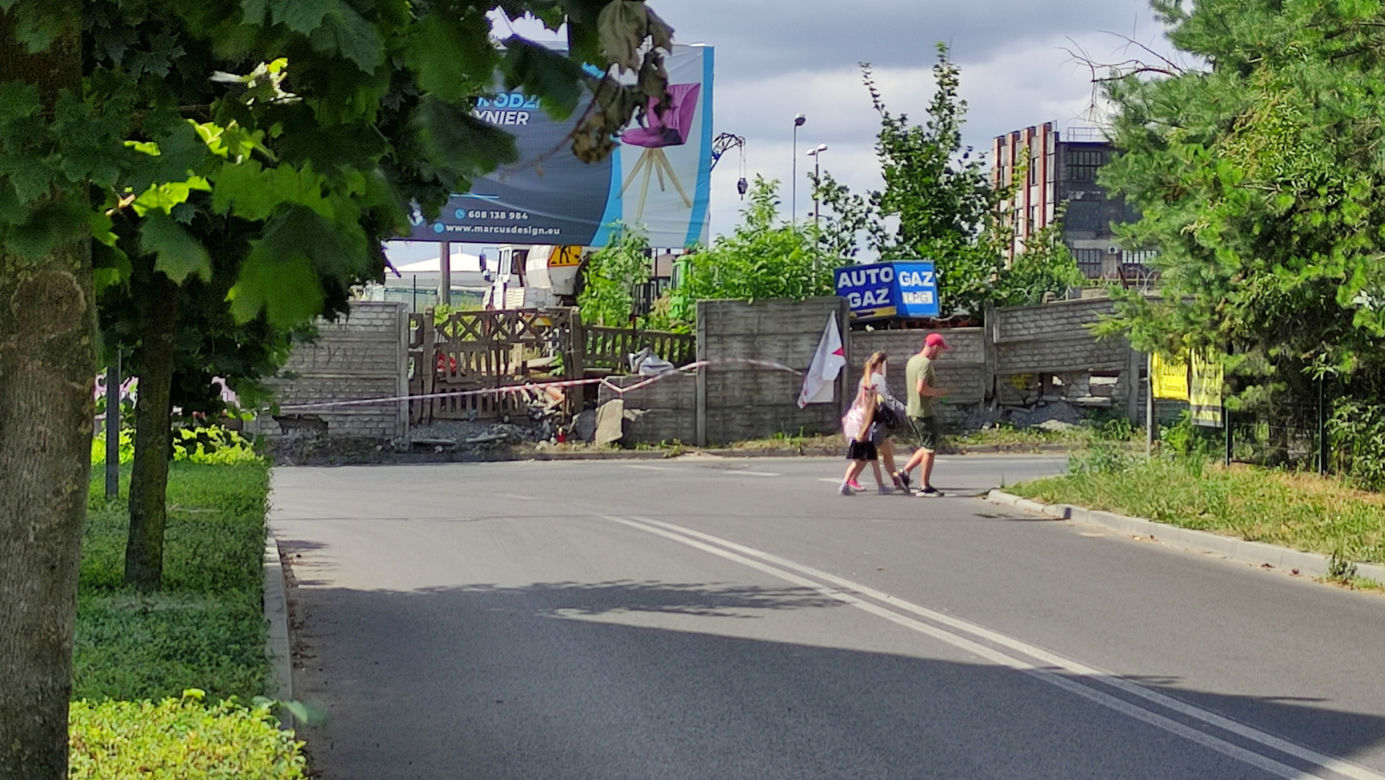 Przerażający wypadek w Chełmży. Motocyklista wjechał w betonowy płot