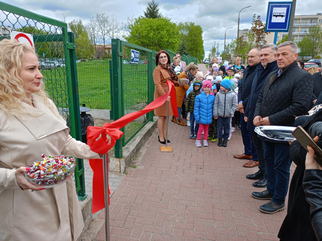 Nowy plac zabaw przy SP nr 8 w Siedlcach jest ogólnodostępny dla wszystkich mieszkańców miasta i dostosowany do potrzeb osób z niepełnosprawnością ruchową
