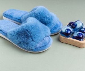 Raz w miesiącu zabieraj kapcie domownikom i wrzucaj do pralki. 2 łyżki tego proszku sprawią, że kapcie po praniu będą mięciutkie i pachnące, aż chce się włożyć w nie stópki 