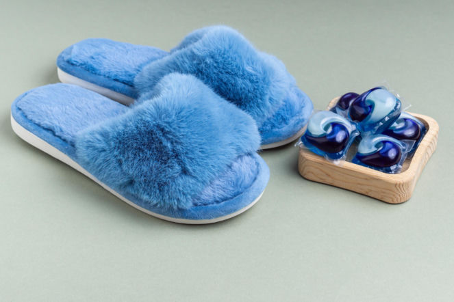 Raz w miesiącu zabieraj kapcie domownikom i wrzucaj do pralki. 2 łyżki tego proszku sprawią, że kapcie po praniu będą mięciutkie i pachnące, aż chce się włożyć w nie stópki 