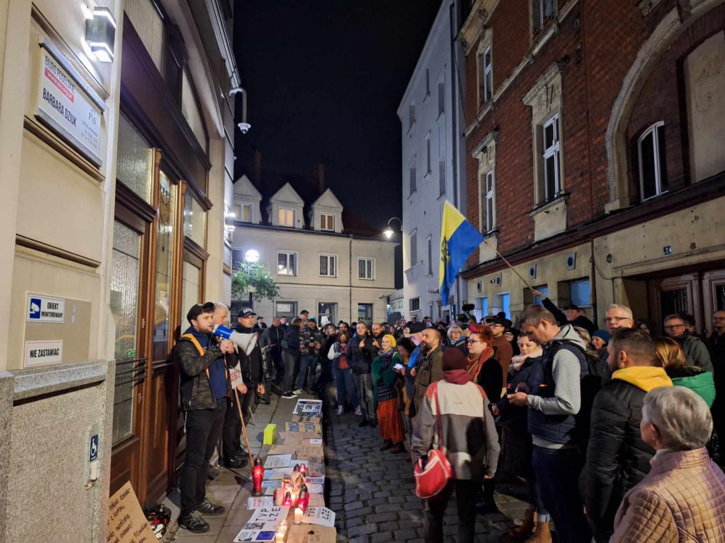 Impreza pożegnalna pod biurem poselskim Barbary Dziuk. "O Barbaro, królowo donosów!" 