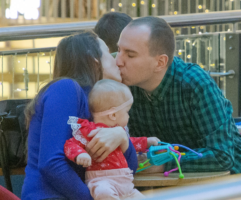 Minister Adam Andruszkiewicz z żoną i córeczką na świątecznych zakupach