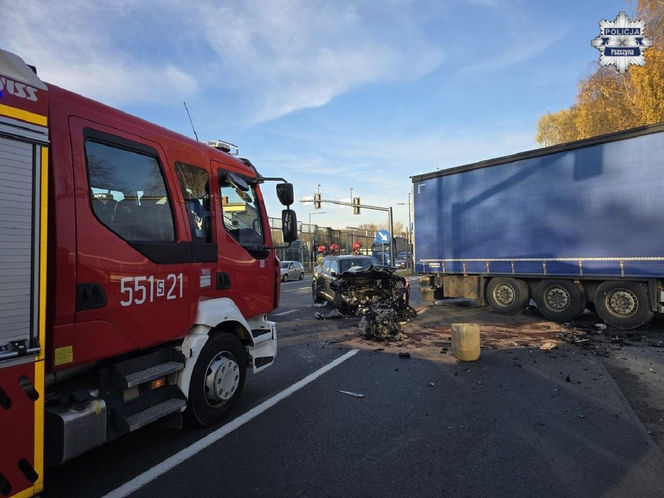 Dramatyczne sceny na DK1 w Pszczynie! 26-letni kierowca w szpitalu po zderzeniu z tirem