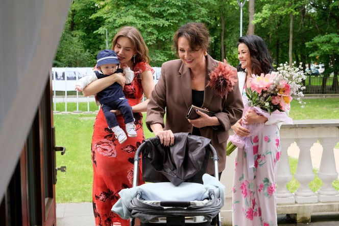 M jak miłość odc. 1890. Franka (Dominika Kachlik), Kinga (Katarzyna Cichopek), Marysia (Małgorzata Pieńkowska), Antoś