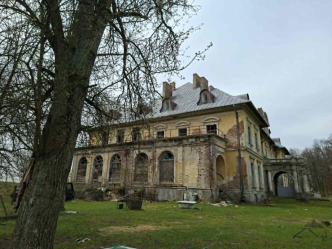 Kiedyś perła, dziś w ruinie. To nie jest zwykły pałac w Świętokrzyskiem (Pałac w Bałtowie)