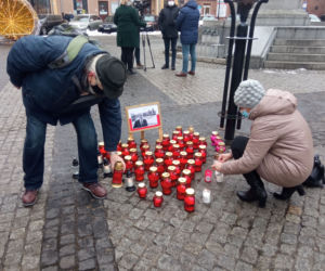Grudziądzanie ustawiają serce dla Pawła Adamowicza w drugą rocznicę śmierci