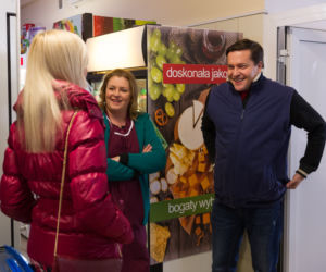 Na Wspólnej odc. 2651. Michał (Robert Kudelski), Mariola (Karolina Krawczyńska), właścicielka sklepu (Katarzyna Skarzanka)