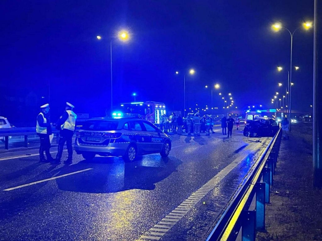 Czołowe zderzenie na S7, jedno z aut jechało pod prąd! Są ranni