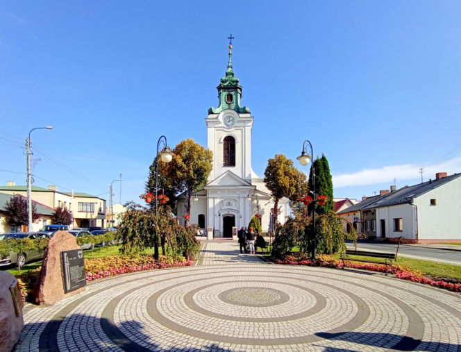 To jedno z najstarszych miast w woj. łódzkim. Było osadą słowiańską, a później siedzibą biskupów