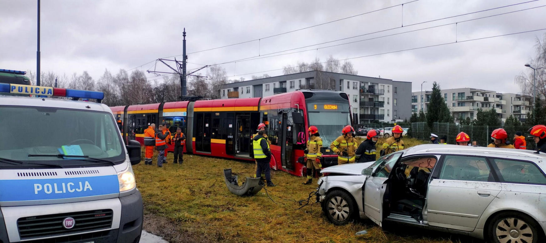 Koszmarny wypadek w Łodzi. Tramwaj i osobówka zderzyły się na Hetmańskiej [ZDJĘCIA].