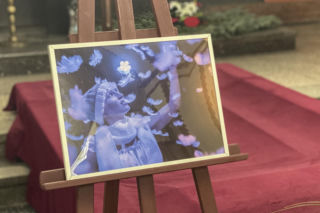 Wyjątkowy gest przyjaciół Magdalena Majtyki na pogrzebie. Wszyscy dmuchali w anielskie piórka