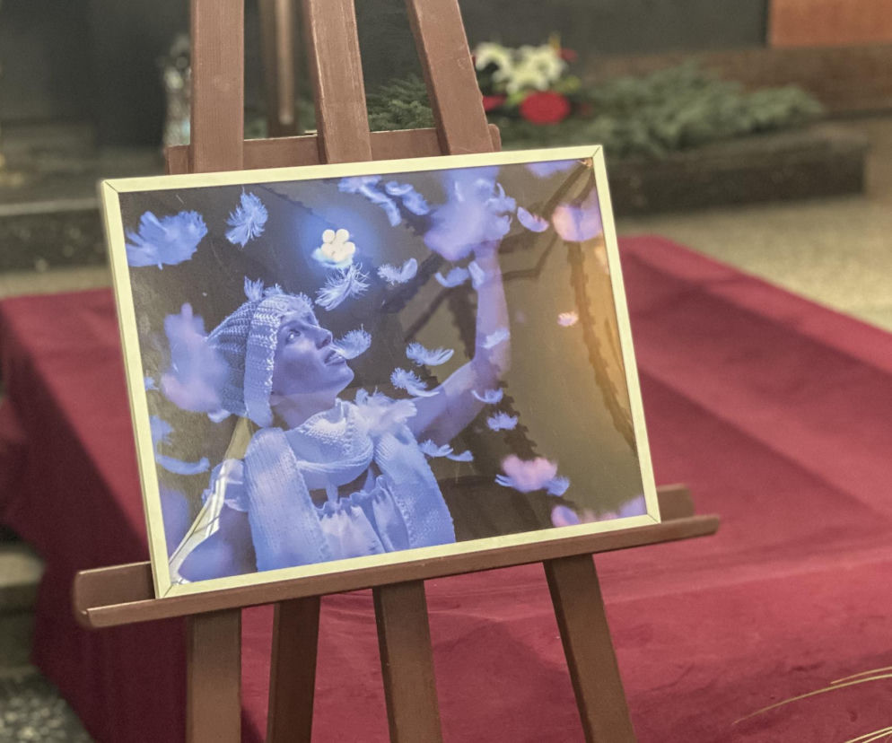 Wyjątkowy gest przyjaciół Magdalena Majtyki na pogrzebie. Wszyscy dmuchali w anielskie piórka