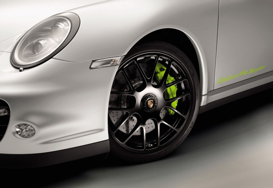 Porsche 911 Turbo S Edition 918 Spyder