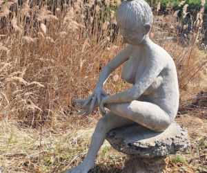 Surrealistyczne rzeźby zdobią ogród. Budzą niepokój i ciekawość