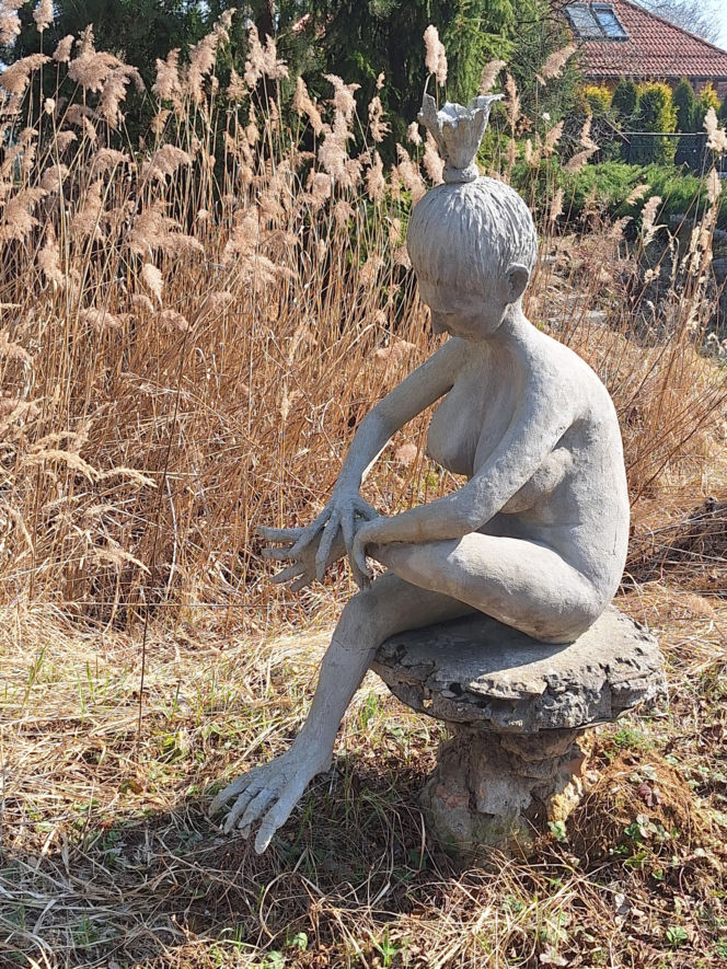 Surrealistyczne rzeźby zdobią ogród. Budzą niepokój i ciekawość