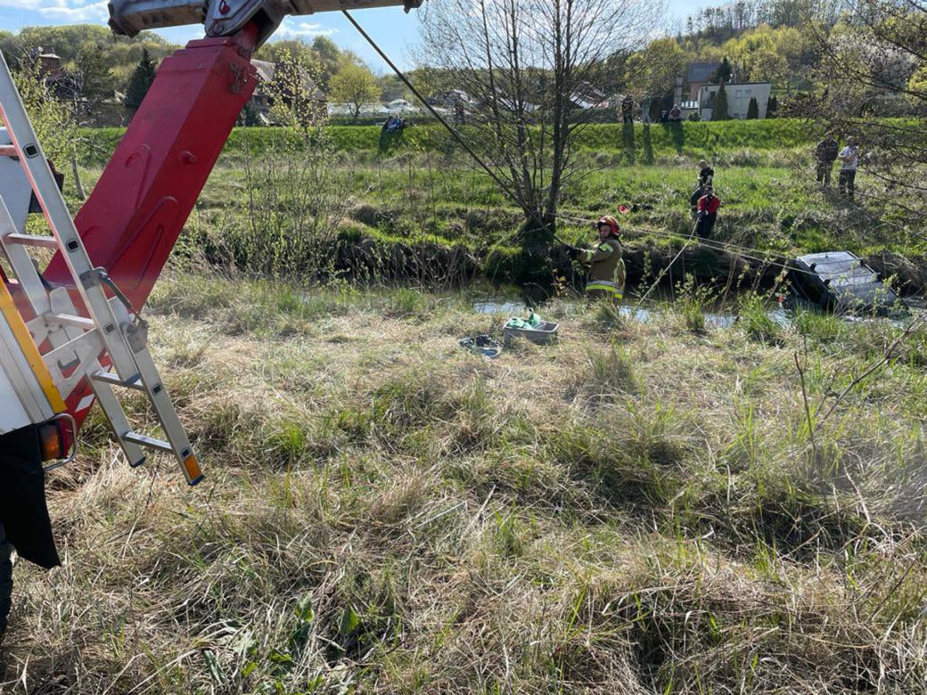 Zaparkował" auto w rzece Radunia. Na miejscu straż pożarna [ZDJĘCIA]