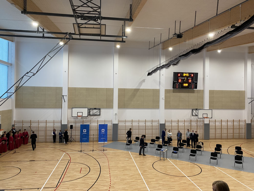 Hala sportowa z trybunami w SP nr 14. 