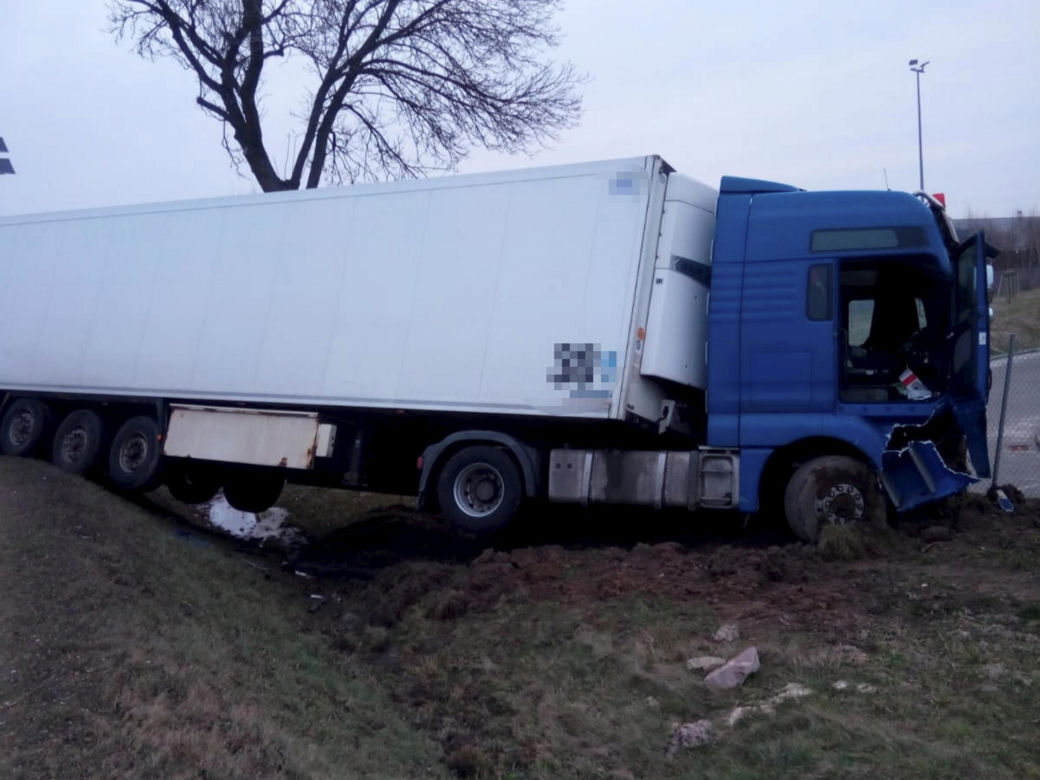 Śmiertelny wypadek na DK14! Mieszkaniec Łodzi nie miał szans w zderzeniu z tirem [ZDJĘCIA]. 