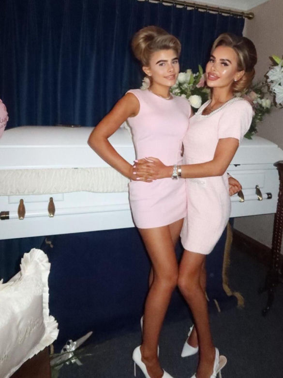 Influencerka urządziła sesję przy trumnie nastoletniej córki. Internauci się wściekli