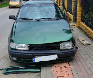 Mielec: Senior wjechał na chodnik i potrącił pieszego