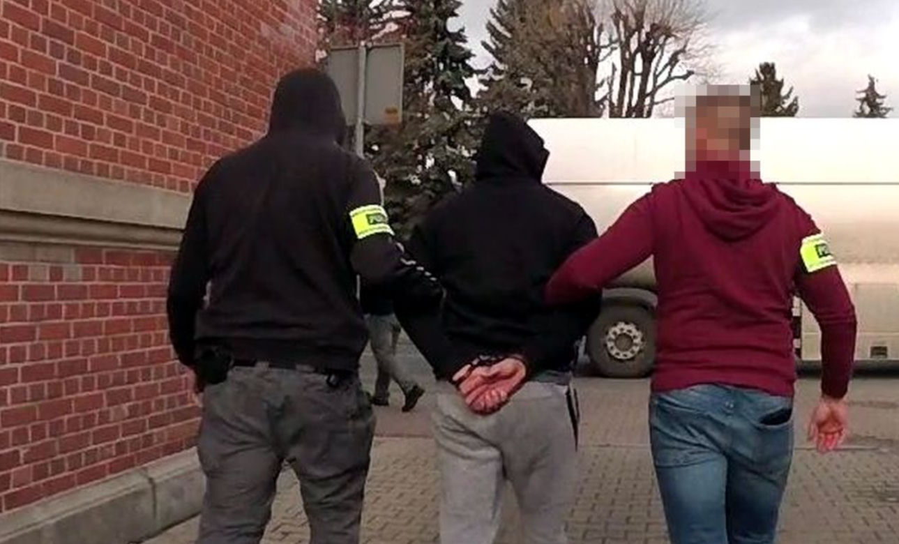 Na razie jest w areszcie na 3 miesiące. Za takie przestępstwo moze mu grozić nawet do 10 lat