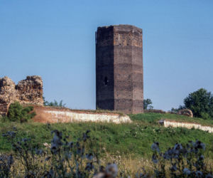 To jedno z najstarszych miast w województwie łódzkim. Zachwyca nietuzinkowym rynkiem