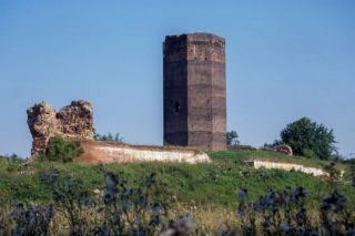 To jedno z najstarszych miast w województwie łódzkim. Zachwyca nietuzinkowym rynkiem