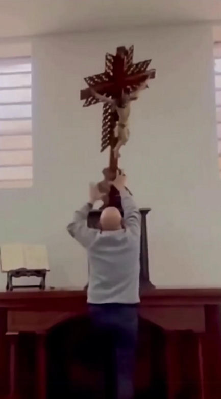 Krzyż spadł na kolejnego księdza. Szopkujące nagranie, co się dzieje?!