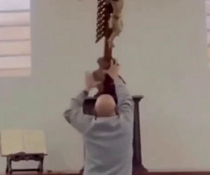 Krzyż spadł na kolejnego księdza. Szopkujące nagranie, co się dzieje?!
