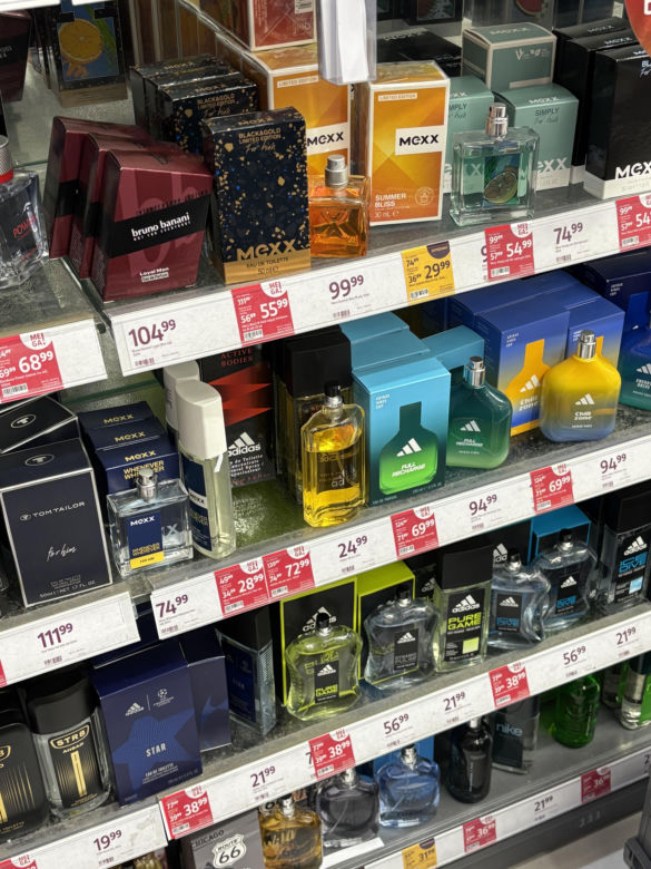 Wyprzedaż perfum w Rossmannie