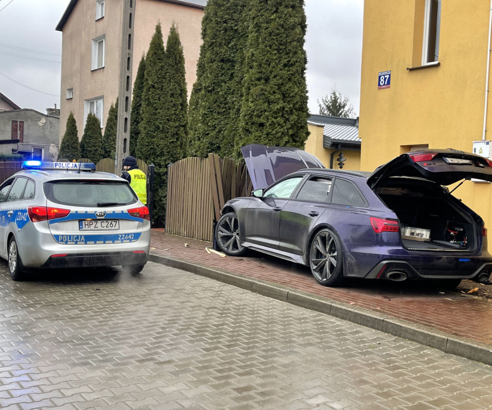 Rozbili sportowe audi za 800 tys. zł. Drogowa demolka w Ząbkach
