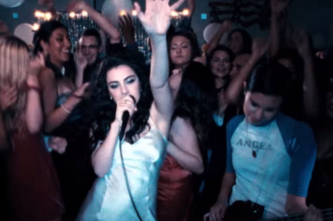 Charli XCX w teledysku