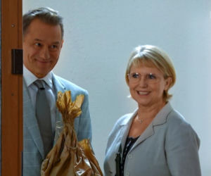 Barwy szczęścia, odc. 2175. Regina Sadowska (Ewa Serwa), Helmut Niziołek ( Janusz Cichocki)