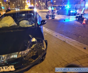 O krok od tragedii we Wrocławiu. Honda wjechała w maszynę do malowania pasów