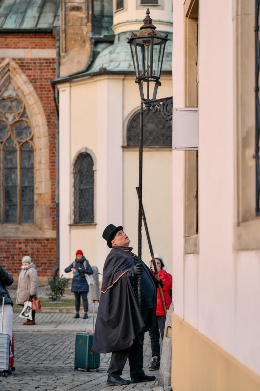 Wrocławski latarnik zapala 99 lamp gazowych