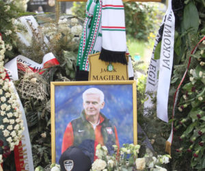 Grób Jacka Magiery na niecałe trzy tygodnie po pogrzebie
