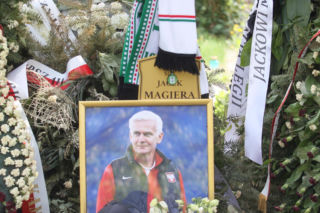 Grób Jacka Magiery na niecałe trzy tygodnie po pogrzebie