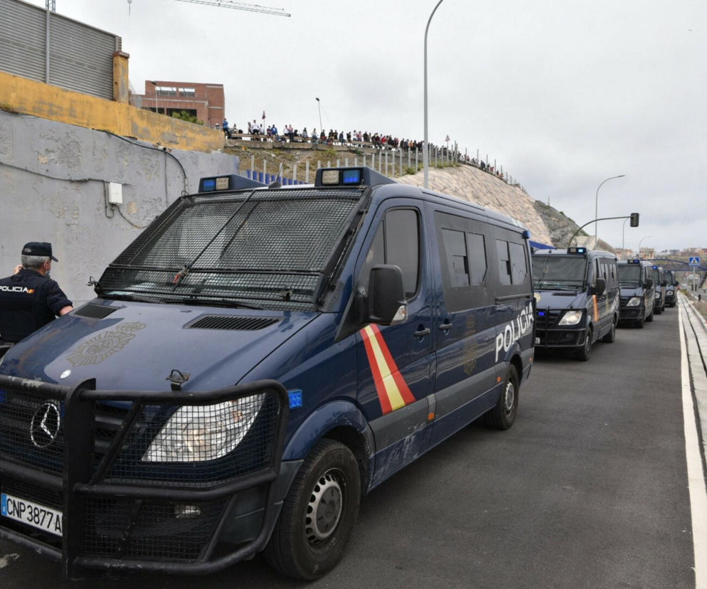 Radiowozy hiszpańskiej policji na drodze w Ceucie. O ataku na 17-latkę w enklawie przeczytasz na SE.