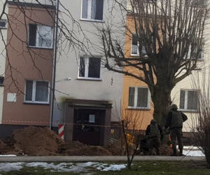 Niewybuchy między blokami przy 1-go Maja w Iławie