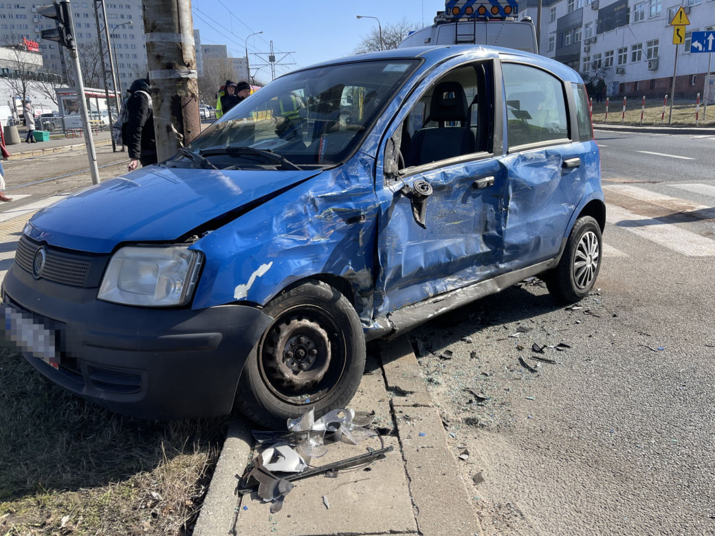 Karetka na sygnale rąbnęła w małego fiata. Wypadek na Żoliborzu 