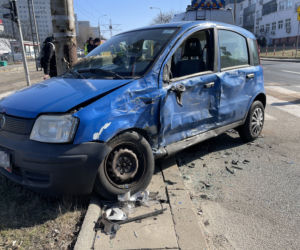 Karetka na sygnale rąbnęła w małego fiata. Wypadek na Żoliborzu 
