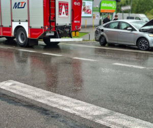 Groźna kolizja na DK 42 w Stykowie. Na skrzyżowaniu zderzyły się Ford, DAF i Renault