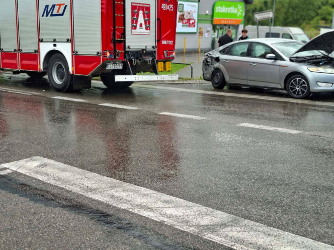 Groźna kolizja na DK 42 w Stykowie. Na skrzyżowaniu zderzyły się Ford, DAF i Renault