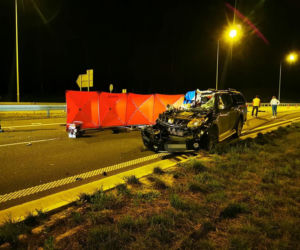 Z całym impetem wjechał w tył ciężarówki. NIE ŻYJE pasażer. Nocna makabra na S5 pod Śmiglem