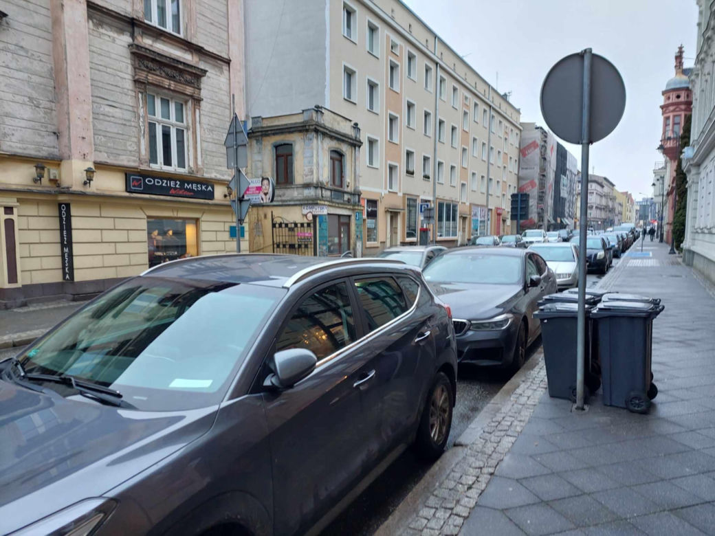„Śmieciarka prowadzi rano korowód aut na wąskiej ulicy w centrum. Tak jest kilka razy w tygodniu!”