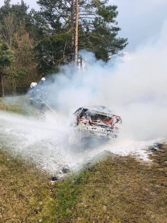 Podlaskie. Pożar auta na DK 65. Kierowcę i pasażera uratował policjant