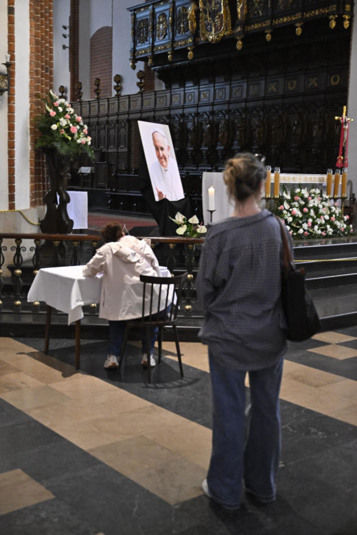Warszawa żegna papieża Franciszka. Poruszające wpisy w Archikatedrze 