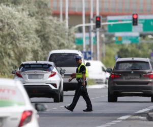 Policjanci kryją się za windą