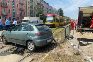 Wypadek na ul. Grochowskiej w Warszawie. Zderzenie dwóch aut pod urzędem dzielnicy [ZDJĘCIA]