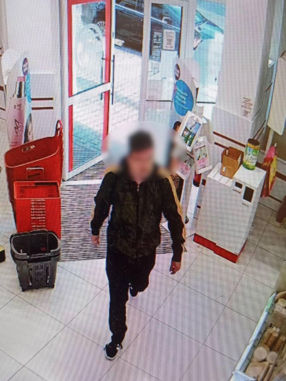 Atak nożem w Rossmannie we Wrocławiu. Ochroniarz został ciężko ranny